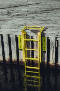 Redningsstige lav pulverlakkert gul farge - Sommerbutikken.no