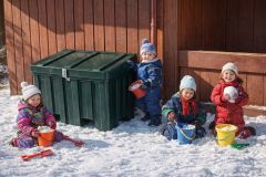 Lekekasse med fjærbelastet lokk - Sommerbutikken.no