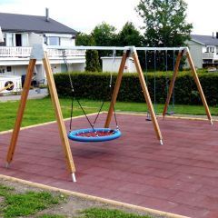 Sommerbutikken AS - Huskestativ med to huskeseter og en fugleredehuske