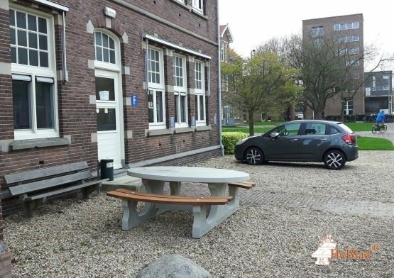 Benkesett Betong HeBlad ovalt med bambus-treverk på benker - Sommerbutikken.no