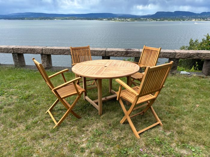 Sommerbutikken AS - Hagemøbelsett Jeløy med parasollhull og 4 stoler