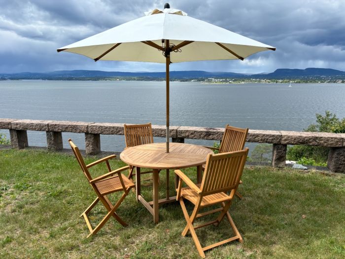 Sommerbutikken AS - Hagemøbelsett Jeløy med parasollhull og 4 stoler