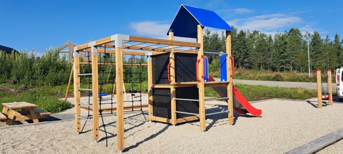  sommerbutikken as -Lekeapparat med sklie og klatrevegger - modell Rødber