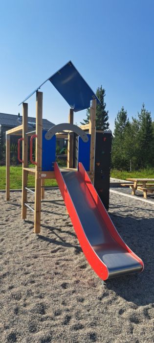  sommerbutikken as -Lekeapparat med sklie og klatrevegger - modell Rødber