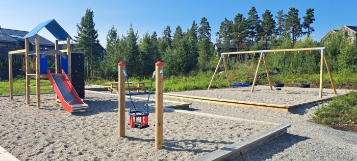  sommerbutikken as -Lekeapparat med sklie og klatrevegger - modell Rødber