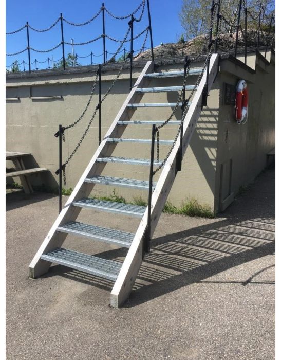 Sommerbutikken AS - Trappetrinn i galvanisert stål med åpen rist
