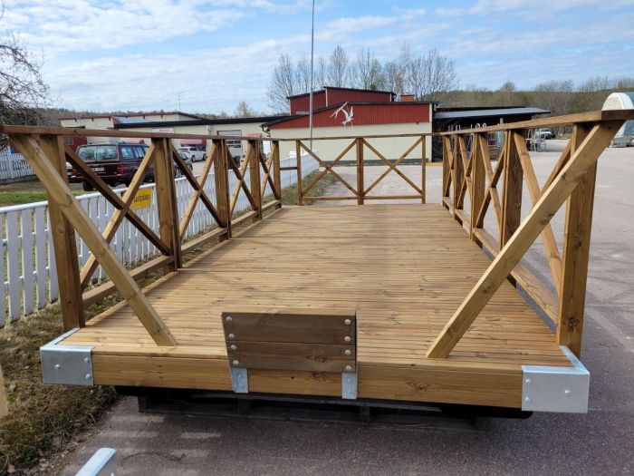 Badeflåte med motorbrønn 2,4 x 4,10m - Sommerbutikken.no