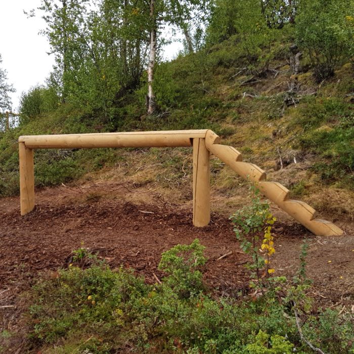 Sommerbutikken AS - Balanseelement i rundstokk med oppgang